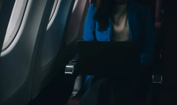Pomocí Mobilního Notebooku Pozorné Asijské Osoby Žena Palubě Okno Letadla — Stock fotografie
