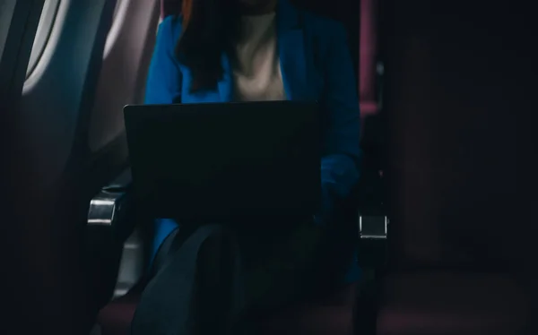 Mobil Laptop Átgondolt Ázsiai Emberek Női Személy Fedélzeten Repülőgép Ablak — Stock Fotó