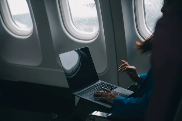 モバイルとラップトップを使用して 思いやりのあるアジアの人々は 飛行機の窓 完全に休日の旅行の予想と興奮をキャプチャします 中国人 日本人 — ストック写真