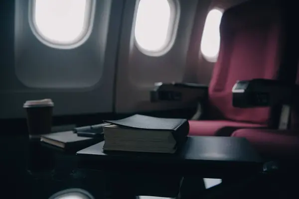 Atrakcyjna Azjatycka Pasażerka Samolotu Siedząca Wygodnym Fotelu Słuchająca Muzyki Słuchawkach — Zdjęcie stockowe