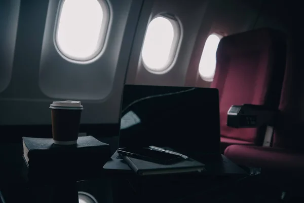 Atraente Asiático Feminino Passageiro Avião Sentado Assento Confortável Ouvir Música — Fotografia de Stock