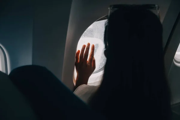 Σιλουέτα Της Γυναίκας Κοιτάζει Από Παράθυρο Ενός Ιπτάμενου Αεροπλάνου Επιβάτης — Φωτογραφία Αρχείου
