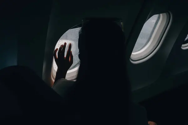 Силует Жінки Дивиться Вікно Літаючого Літака Пасажир Літаку Відпочиває Біля — стокове фото