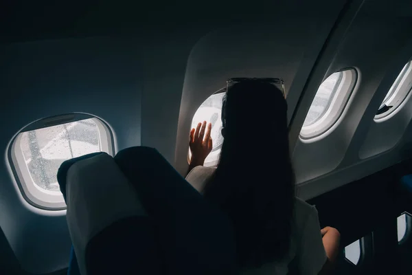 Силуэт Женщины Смотрит Окно Летающего Самолета Пассажир Самолете Отдыхающий Окна — стоковое фото