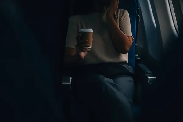Ασιάτισσα Απολαμβάνει Μια Άνετη Πτήση Καφέ Ενώ Κάθεται Στην Καμπίνα — Φωτογραφία Αρχείου