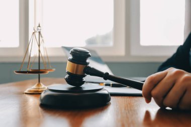 İşletme ve avukatlar ofiste yüksek rütbeli avukatlarla sözleşme belgelerini tartışıyorlar. Hukuk, hukuk hizmetleri, danışmanlık, adalet ve hukuk konsepti film tahıl etkisi ile resim