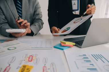 Finansal analistler, şirketlerin başarılı takım çalışmalarının sonuçlarını gösteren bir toplantıda bir dijital tablet planlama yatırım projesinin ticari mali raporlarını analiz ediyorlar..