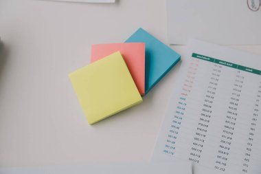 Finansal analistler, şirketlerin başarılı takım çalışmalarının sonuçlarını gösteren bir toplantıda bir dijital tablet planlama yatırım projesinin ticari mali raporlarını analiz ediyorlar..