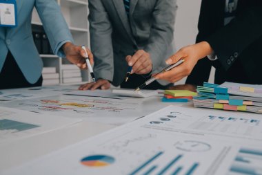 Finansal analistler, şirketlerin başarılı takım çalışmalarının sonuçlarını gösteren bir toplantıda bir dijital tablet planlama yatırım projesinin ticari mali raporlarını analiz ediyorlar..