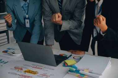 Finansal analistler, şirketlerin başarılı takım çalışmalarının sonuçlarını gösteren bir toplantıda bir dijital tablet planlama yatırım projesinin ticari mali raporlarını analiz ediyorlar..