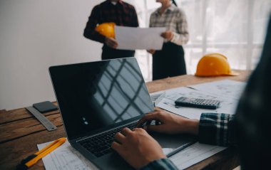 İki iş adamı şantiye mühendisi. İş yerindeki mühendislik nesneleri ile partnerlerin arka planda etkileşimi