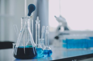 Coronavirus aşısı geliştirmek için mikroskop ile çalışan biyokimyasal araştırma ekibi farmasötik araştırma laboratuvarında, seçici odaklı