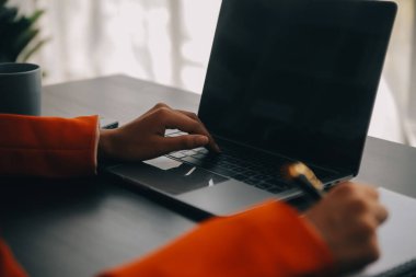 Bir ofis masası, vergi, rapor, muhasebe, istatistik ve analitik araştırma kavramında matematik finansmanı için hesap makinesi ve dizüstü bilgisayar kullanan Asyalı İş kadını