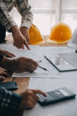 Mühendis Ekibi Toplantısı, Çizim Çalışma Alanı, İnşaat ve Yapı Konsepti 'ndeki model oluşturma ve mühendislik araçları üzerinde ortakla birlikte çalışarak proje için plan toplantısı üzerinde çalışıyor.