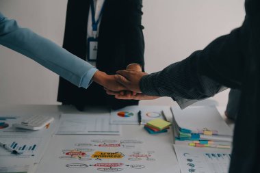 Bir grup işadamı ve yatırımcı, pazarın son çeyrekteki başarısını görüşmek üzere bir araya geldiler. Bir pazarlama danışmanlık ekibi kurma ve takım olarak çalışma fikri başarılı oldu..
