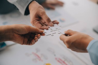 İş kadını elinin güneş ışığı efekti, iş çözümleri, başarı ve yapboz parçaları birleştirme stratejileri ile yapboz yapbozunu birleştirmesi..