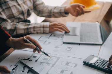 Modellik ve mühendislik araçları, inşaat konsepti ve çalışma sahasındaki proje ortağı ile çalışma planı toplantısı üzerine çalışan mühendis inşaat ve yapı kavramı.