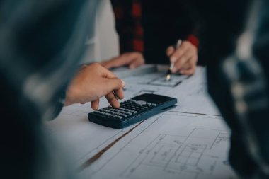 Modellik ve mühendislik araçları, inşaat konsepti ve çalışma sahasındaki proje ortağı ile çalışma planı toplantısı üzerine çalışan mühendis inşaat ve yapı kavramı.