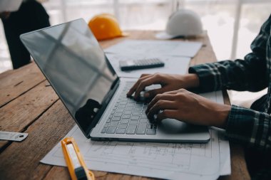 Modellik ve mühendislik araçları, inşaat konsepti ve çalışma sahasındaki proje ortağı ile çalışma planı toplantısı üzerine çalışan mühendis inşaat ve yapı kavramı.