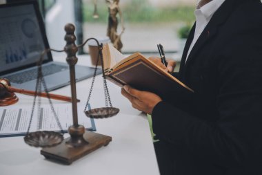 İşletme ve avukatlar ofiste yüksek rütbeli avukatlarla sözleşme belgelerini tartışıyorlar. Hukuk, hukuk hizmetleri, danışmanlık, adalet ve hukuk konsepti film tahıl etkisi ile resim