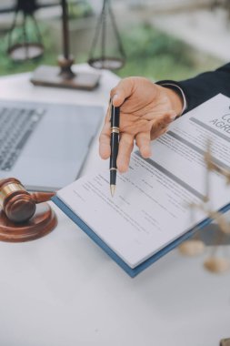 İşletme ve avukatlar ofiste yüksek rütbeli avukatlarla sözleşme belgelerini tartışıyorlar. Hukuk, hukuk hizmetleri, danışmanlık, adalet ve hukuk konsepti film tahıl etkisi ile resim