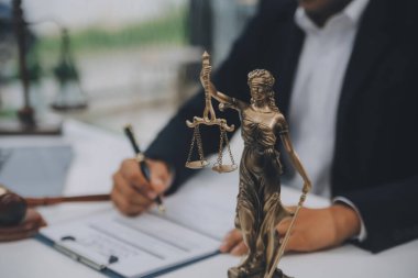 İşletme ve avukatlar ofiste yüksek rütbeli avukatlarla sözleşme belgelerini tartışıyorlar. Hukuk, hukuk hizmetleri, danışmanlık, adalet ve hukuk konsepti film tahıl etkisi ile resim