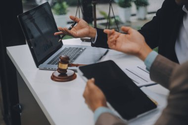 İşletme ve avukatlar ofiste yüksek rütbeli avukatlarla sözleşme belgelerini tartışıyorlar. Hukuk, hukuk hizmetleri, danışmanlık, adalet ve hukuk konsepti film tahıl etkisi ile resim