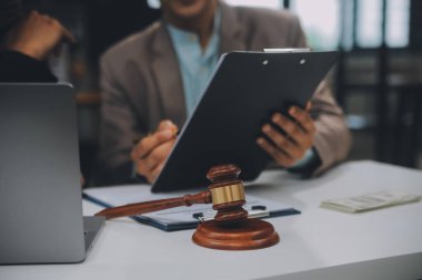 İşletme ve avukatlar ofiste yüksek rütbeli avukatlarla sözleşme belgelerini tartışıyorlar. Hukuk, hukuk hizmetleri, danışmanlık, adalet ve hukuk konsepti film tahıl etkisi ile resim