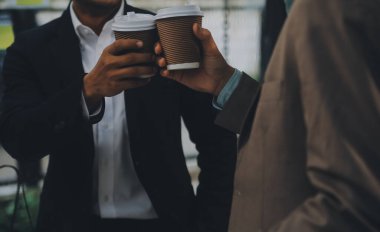 İşletme ve avukatlar ofiste yüksek rütbeli avukatlarla sözleşme belgelerini tartışıyorlar. Hukuk, hukuk hizmetleri, danışmanlık, adalet ve hukuk konsepti film tahıl etkisi ile resim