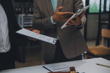 İşletme ve avukatlar ofiste yüksek rütbeli avukatlarla sözleşme belgelerini tartışıyorlar. Hukuk, hukuk hizmetleri, danışmanlık, adalet ve hukuk konsepti film tahıl etkisi ile resim