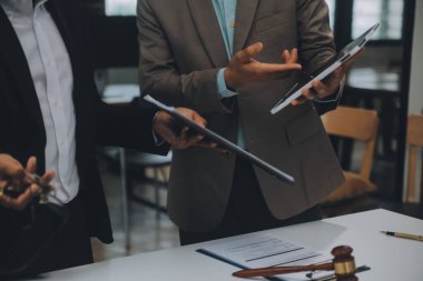 İşletme ve avukatlar ofiste yüksek rütbeli avukatlarla sözleşme belgelerini tartışıyorlar. Hukuk, hukuk hizmetleri, danışmanlık, adalet ve hukuk konsepti film tahıl etkisi ile resim