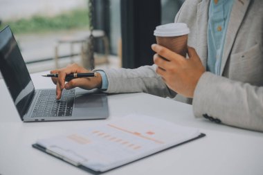 Ofiste birlikte çalışan bir grup iş adamı yeni konsept iş projesi sunum fikirleri.