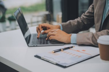 Ofiste birlikte çalışan bir grup iş adamı yeni konsept iş projesi sunum fikirleri.