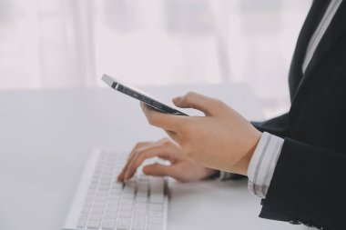 İletişim desteği, çağrı merkezi ve müşteri hizmetleri yardım masası. Telefon klavyesinde VOIP kulaklığı.