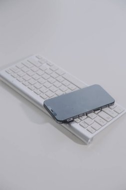 Mobil ekran akıllı telefonunda uygulama kullanan genç bir kadın. Teknoloji, internet üzerinden alışveriş, mobil uygulamalar, mesajlaşma, bağımlılık, kaydırma, kaydırma.