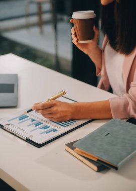Şirket büyümesi projesini tartışan finans müdürü toplantısı başarılı mali istatistikler, strateji planı için belge, dizüstü bilgisayar ve dijital tabletle çalışan profesyonel yatırımcı.