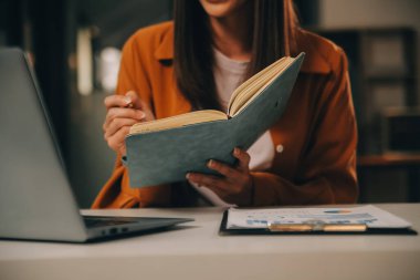 Şirket büyümesi projesini tartışan finans müdürü toplantısı başarılı mali istatistikler, strateji planı için belge, dizüstü bilgisayar ve dijital tabletle çalışan profesyonel yatırımcı.