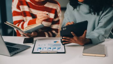 Şirket büyümesi projesini tartışan finans müdürü toplantısı başarılı mali istatistikler, strateji planı için belge, dizüstü bilgisayar ve dijital tabletle çalışan profesyonel yatırımcı.