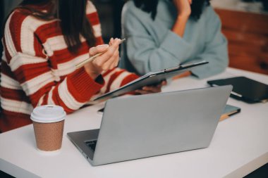 Şirket büyümesi projesini tartışan finans müdürü toplantısı başarılı mali istatistikler, strateji planı için belge, dizüstü bilgisayar ve dijital tabletle çalışan profesyonel yatırımcı.