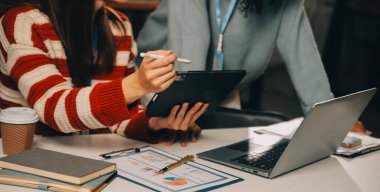 İş ekibi toplantısı yeni bir başlangıç projesi üzerinde çalışıyor, verileri tartışıyor ve analiz ediyor çizelgeler ve grafikler. Dijital tablet, hesap makinesi, dizüstü bilgisayar kullanımı, iş finans ve muhasebe kavramı.