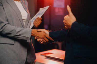 Yazılım geliştiricileri büyük bir proje üzerinde gece geç saatlerde neon ışığında çalışıyorlar.