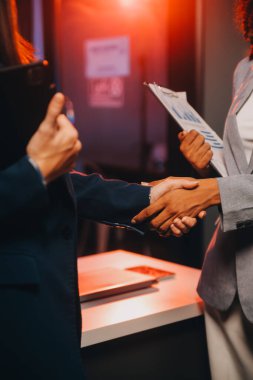 Yazılım geliştiricileri büyük bir proje üzerinde gece geç saatlerde neon ışığında çalışıyorlar.