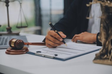İşletme ve avukatlar ofiste yüksek rütbeli avukatlarla sözleşme belgelerini tartışıyorlar. Hukuk, hukuk hizmetleri, danışmanlık, adalet ve hukuk konsepti film tahıl etkisi ile resim