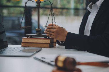 İşletme ve avukatlar ofiste yüksek rütbeli avukatlarla sözleşme belgelerini tartışıyorlar. Hukuk, hukuk hizmetleri, danışmanlık, adalet ve hukuk konsepti film tahıl etkisi ile resim