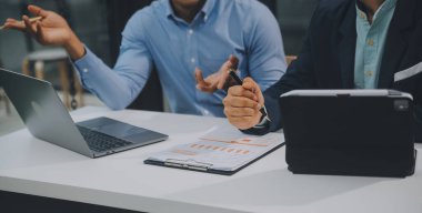 Ofiste birlikte çalışan bir grup iş adamı yeni konsept iş projesi sunum fikirleri.