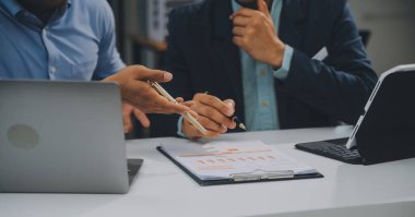 Ofiste birlikte çalışan bir grup iş adamı yeni konsept iş projesi sunum fikirleri.