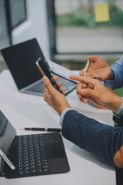 Ofiste birlikte çalışan bir grup iş adamı yeni konsept iş projesi sunum fikirleri.