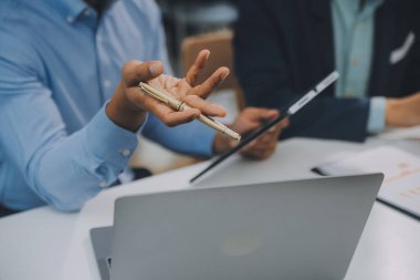 Ofiste birlikte çalışan bir grup iş adamı yeni konsept iş projesi sunum fikirleri.