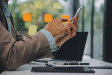 Ofiste birlikte çalışan bir grup iş adamı yeni konsept iş projesi sunum fikirleri.