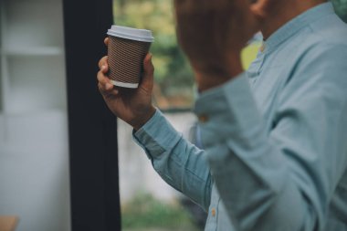 Ofiste birlikte çalışan bir grup iş adamı yeni konsept iş projesi sunum fikirleri.